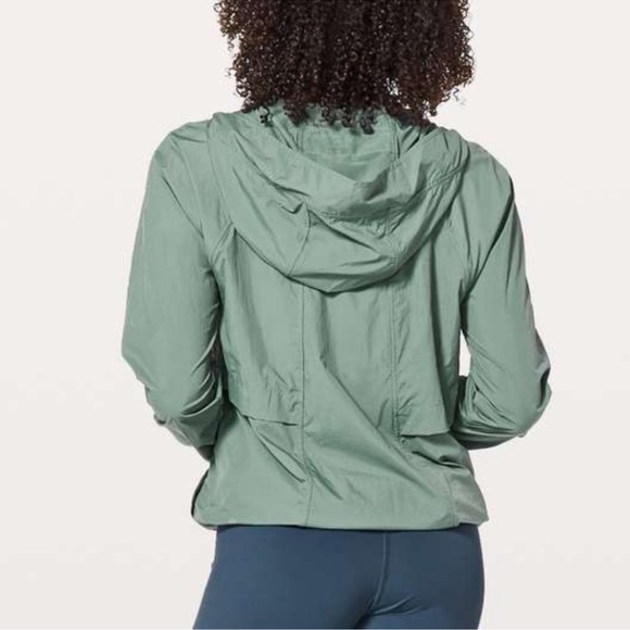 Lululemon Women’s Windbreaker - olive, size small - Picture 3 of 7